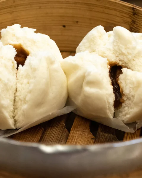 Kantonesische Dim Sum im Bambusdampfer — Stockfoto