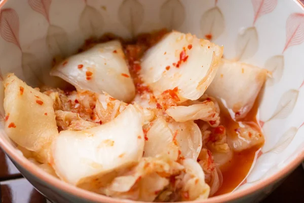 Koreanische würzige Kimchi in einer Schüssel — Stockfoto