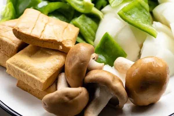 Pimientos verdes, tofu, cebolla y champiñones en el plato — Foto de Stock