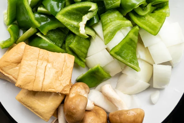 Green peppers, tofu, onion, and mushrooms in plate — Stock Photo, Image