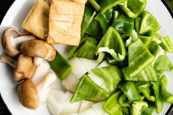 Pimientos verdes, tofu, cebolla y champiñones en el plato — Foto de Stock