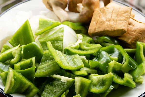 Poivrons verts, tofu, oignon et champignons dans une assiette — Photo