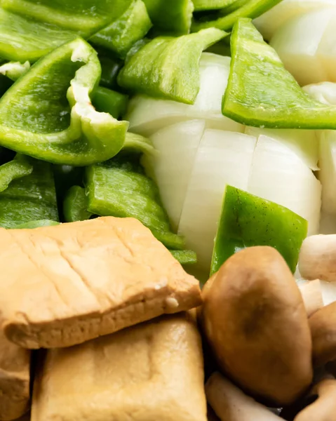 Зелений перець, тофу, цибуля та гриби в тарілці — стокове фото