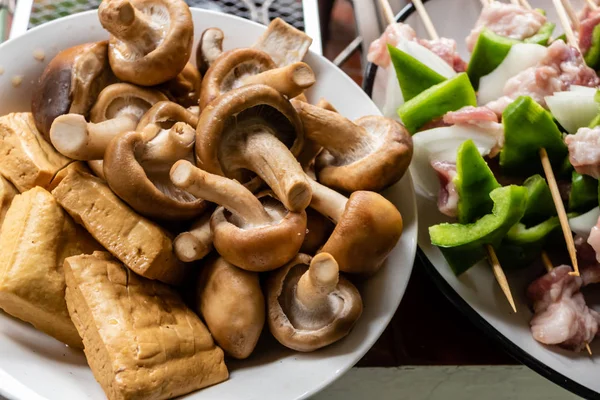 Lada hijau dan kebab babi di samping jamur dan tahu — Stok Foto