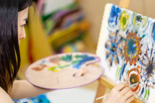 Artist painting oil painting on an easel — Stock Photo, Image