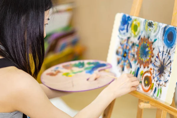 Artist painting oil painting on an easel — Stock Photo, Image