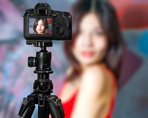 Taiwanese Chinese Vlogger tomando fotos de redes sociales — Foto de Stock