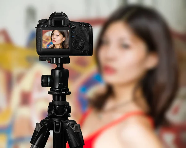 Taiwanese Chinese Vlogger taking social media photos — Stock Photo, Image