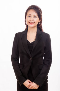 Beyaz arka planda kameraya bakan Asyalı Amerikalı iş kadını