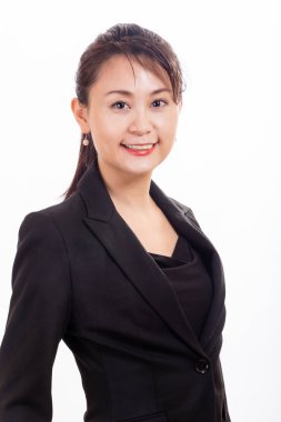 Beyaz arka planda kameraya bakan Asyalı Amerikalı iş kadını