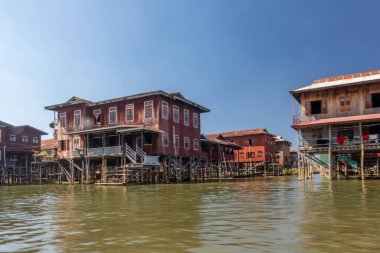 INLE Gölü, MYANMAR - 21 HAZİRAN 2020: Burma 'daki Inle Gölü boyunca yüzen köy evi
