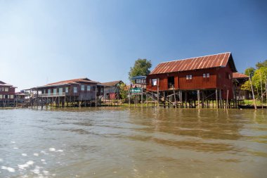 INLE Gölü, MYANMAR - 21 HAZİRAN 2020: Burma 'daki Inle Gölü boyunca yüzen köy evi
