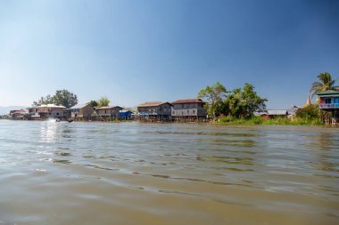 INLE Gölü, MYANMAR - 21 HAZİRAN 2020: Burma 'daki Inle Gölü boyunca yüzen köy evi