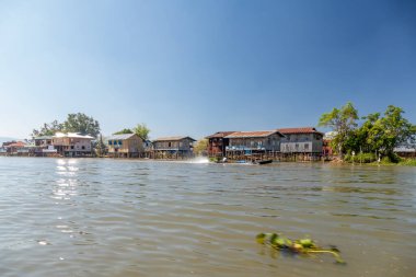 INLE Gölü, MYANMAR - 21 HAZİRAN 2020: Burma 'daki Inle Gölü boyunca yüzen köy evi