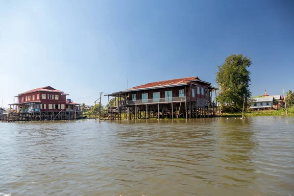 INLE Gölü, MYANMAR - 21 HAZİRAN 2020: Burma 'daki Inle Gölü boyunca yüzen köy evi