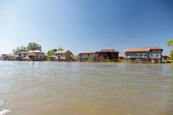 INLE Gölü, MYANMAR - 21 HAZİRAN 2020: Burma 'daki Inle Gölü boyunca yüzen köy evi