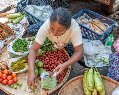 Yangon, Myanmar - 27 Ocak 2020: Myanmar 'da Birmanya sebze satıcısı