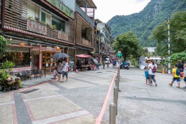 NEW TAIPEI CITY, TAIWAN - 19 Temmuz 2020: Wulai 'de alışveriş yapan kalabalık, yemek tezgahları ve restoranları olan bir Aborjin köyü