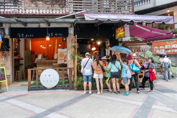 新北市 2020年7月19日 屋台やレストランが並ぶ台北生まれの村 烏来の買い物客の群衆 — ストック写真
