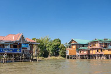 INLE Gölü, MYANMAR - 21 HAZİRAN 2020: Burma 'daki Inle Gölü boyunca yüzen köy evleri