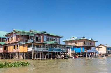 INLE Gölü, MYANMAR - 21 HAZİRAN 2020: Burma 'daki Inle Gölü boyunca yüzen köy evleri