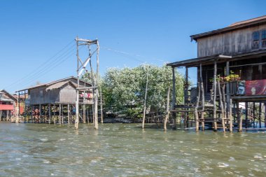 INLE Gölü, MYANMAR - 21 HAZİRAN 2020: Burma 'daki Inle Gölü boyunca yüzen köy evleri