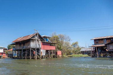 INLE Gölü, MYANMAR - 21 HAZİRAN 2020: Burma 'daki Inle Gölü boyunca yüzen köy evleri