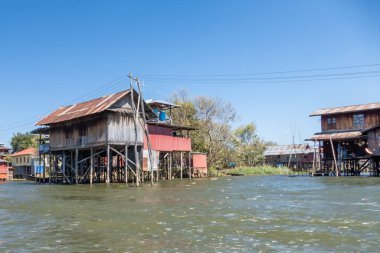 INLE Gölü, MYANMAR - 21 HAZİRAN 2020: Burma 'daki Inle Gölü boyunca yüzen köy evleri