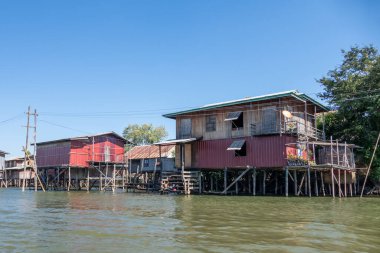 INLE Gölü, MYANMAR - 21 HAZİRAN 2020: Burma 'daki Inle Gölü boyunca yüzen köy evleri