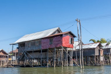 INLE Gölü, MYANMAR - 21 HAZİRAN 2020: Burma 'daki Inle Gölü boyunca yüzen köy evleri