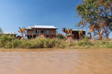 INLE Gölü, MYANMAR - 21 HAZİRAN 2020: Burma 'daki Inle Gölü boyunca yüzen köy evleri