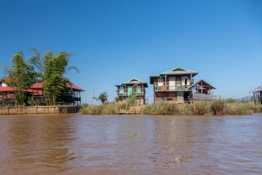 INLE Gölü, MYANMAR - 21 HAZİRAN 2020: Burma 'daki Inle Gölü boyunca yüzen köy evleri