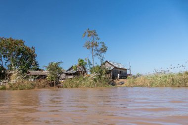 INLE Gölü, MYANMAR - 21 HAZİRAN 2020: Burma 'daki Inle Gölü boyunca yüzen köy evleri
