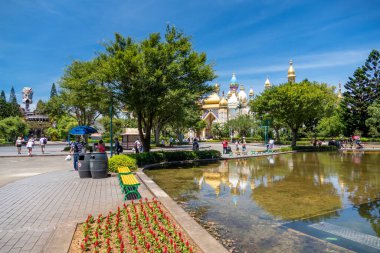 HSINCHU, TAIWAN - 28 Haziran 2020: Guanxi Kasabası 'ndaki bir tema parkı olan Leofoo Village Theme Park' ta kimliği belirsiz ziyaretçiler