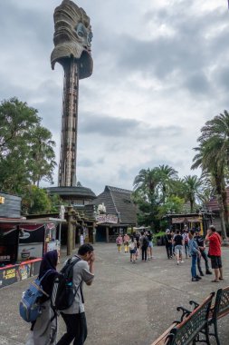 HSINCHU, TAIWAN - 28 Haziran 2020: Guanxi Kasabası 'ndaki bir tema parkı olan Leofoo Village Theme Park' ta kimliği belirsiz ziyaretçiler