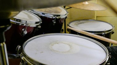 Bateri takımında davul çalarken çubuklar