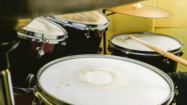 Bateri takımında davul çalarken çubuklar