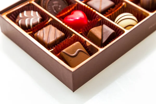 Válogatott Csokoládé Barna Dobozban Piros Szív Csokoládé — Stock Fotó
