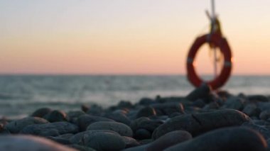 Karadeniz ve günbatımı gökyüzü shingle Plajı
