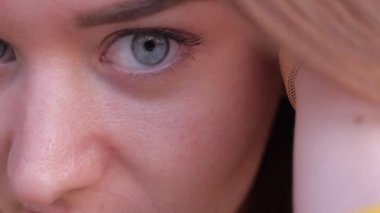 Sevimli gülümseyen genç kadın portre heyecan verici görme