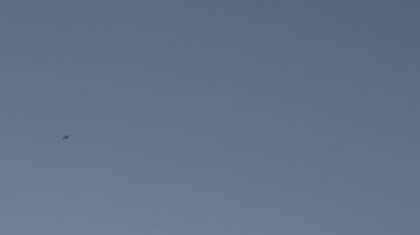 Uçak kafa altında sürüyor. Arka planda Clear mavi gökyüzü