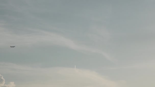 Літак Перетинає Небо Другий Літак Далеко Найвищій Висоті — стокове відео