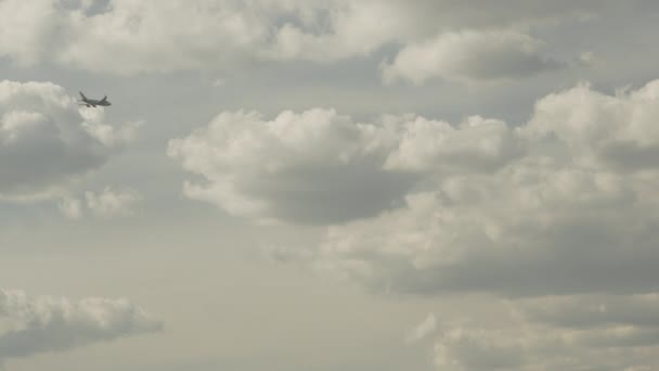 Grande Avião Governo Está Cruzando Céu Com Nuvens Movendo Para — Vídeo de Stock