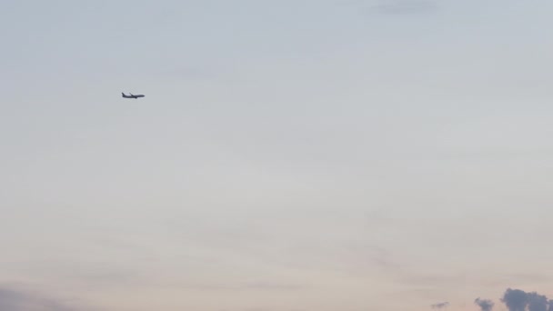 Kleine Prive Jet Het Oversteken Van Lucht Weg Gaan Actie — Stockvideo