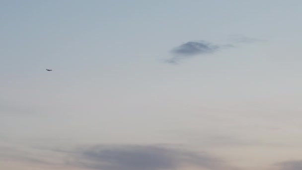 Комерційний Літак Перетинає Небо Відходить Екшн Камера Русі — стокове відео