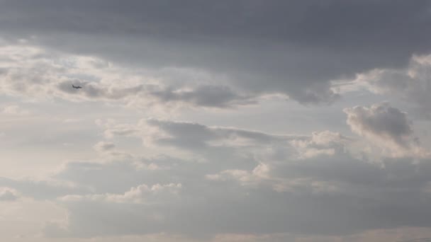 Εμπορικό Αεροπλάνο Διασχίζει Τον Ουρανό Στα Σύννεφα Και Απομακρύνεται — Αρχείο Βίντεο