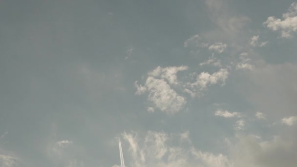 Vliegtuig Het Oversteken Van Hemel Met Bewegende Wolken Een Hoogste — Stockvideo