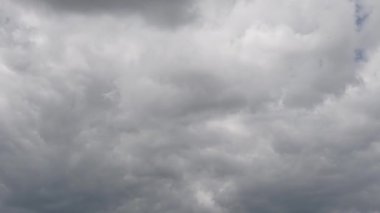 Hareket zamanındaki gri bulutlar 4k yüksek çözünürlükte