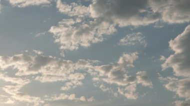 Hareketli bulutlar ile gökyüzü zamanlaması 4k yüksek kaliteli çözünürlük