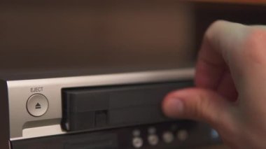 Oynatıcıya VHS video kaseti ekle